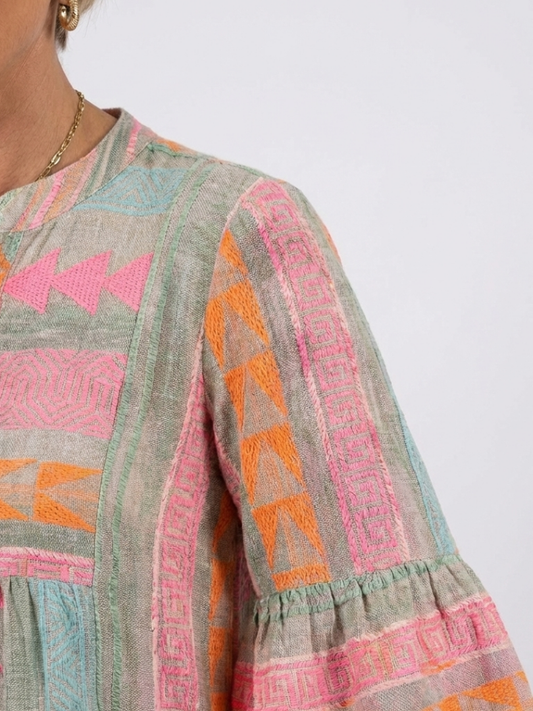 Maelle | Geometrisch gemustertes Kleid mit V-Ausschnitt und gestuftem Rock in Knielänge
