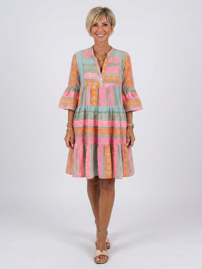 Maelle | Geometrisch gemustertes Kleid mit V-Ausschnitt und gestuftem Rock in Knielänge