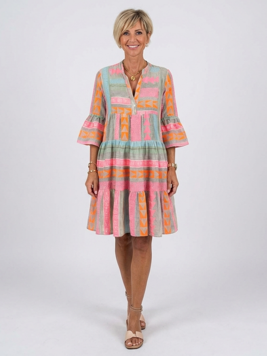 Maelle | Geometrisch gemustertes Kleid mit V-Ausschnitt und gestuftem Rock in Knielänge