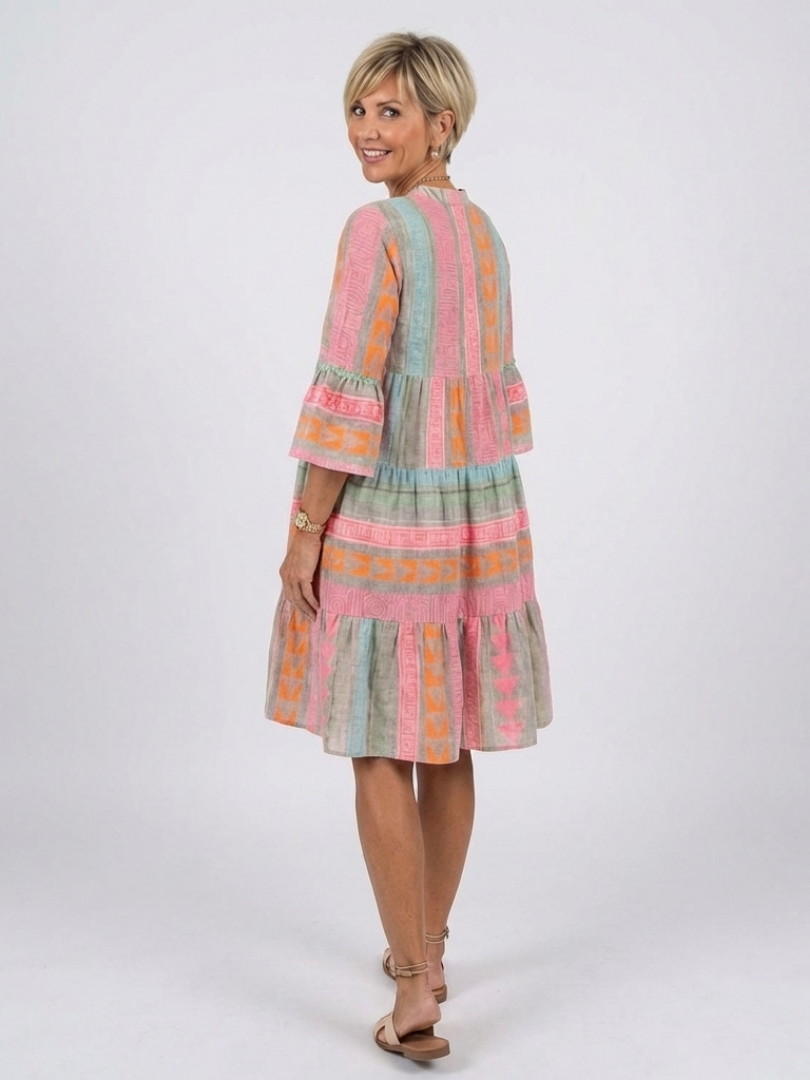 Maelle | Geometrisch gemustertes Kleid mit V-Ausschnitt und gestuftem Rock in Knielänge