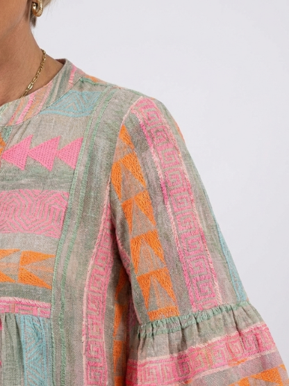 Maelle | Geometrisch gemustertes Kleid mit V-Ausschnitt und gestuftem Rock in Knielänge