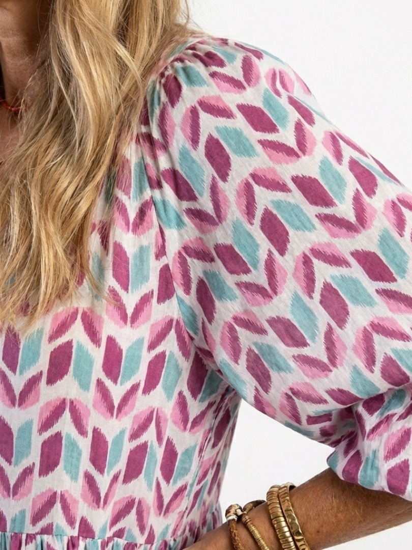 Mireya | Midi-Kleid mit geometrischem Druck und langen Ärmeln mit Stufen