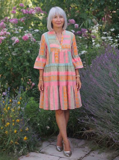 Maelle | Geometrisch gemustertes Kleid mit V-Ausschnitt und gestuftem Rock in Knielänge