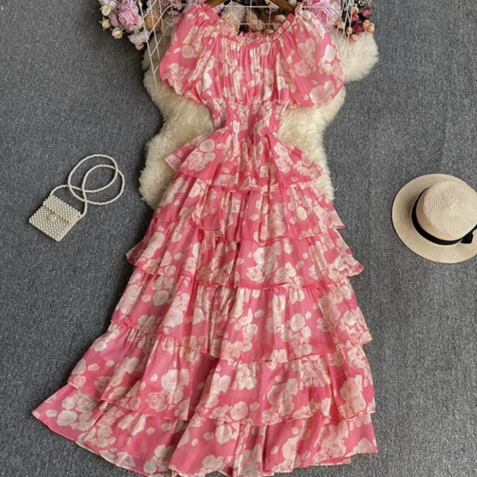 Rosalie | Maxikleid mit Blumenmuster, Carmenausschnitt und Stufenrüschen