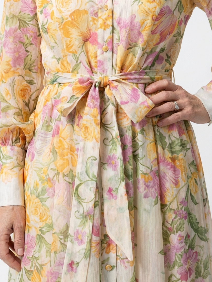 Petronella | Maxi-Kleid mit Blumenmuster, transparenten langen Ärmeln, Gürtel und Knopfleiste